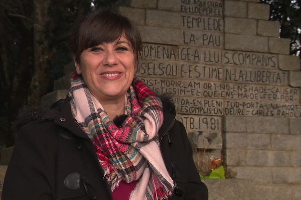 Col de Manrella. Elsa Panadès, journaliste et présentatrice, devant le "Temple de la pau", hommage au président catalan Lluís Companys, fusillé en 1940.