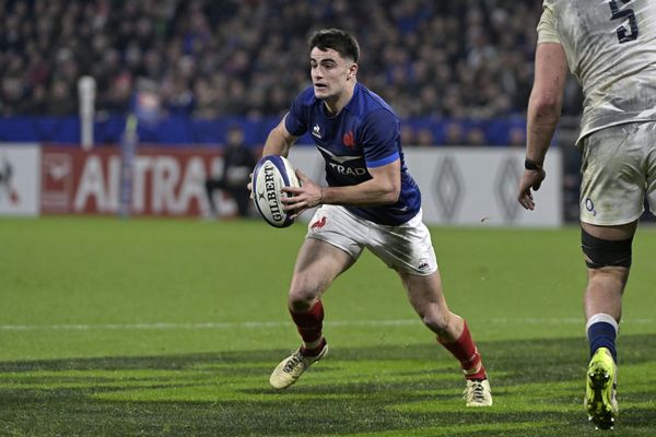 Nolann Le Garrec, ballon en main, lors du match France-Angleterre du tournoi des 6 Nations, le 16 mars 2024, à Décines-Charpieu.