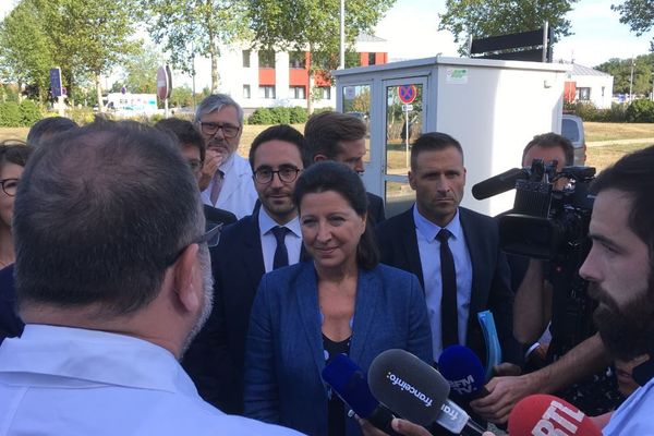 La ministre de la Santé, Agnès Buzyn à son arrivée aux services des urgences du CHU de Poitiers.