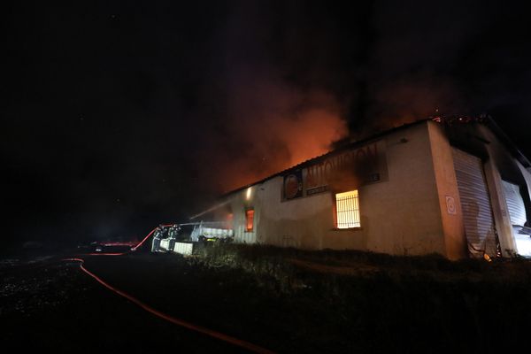 A l'arrivée des sapeurs pompiers du Gard, le garage était déjà totalement embrasé. Sauve, mercredi 1er décembre.