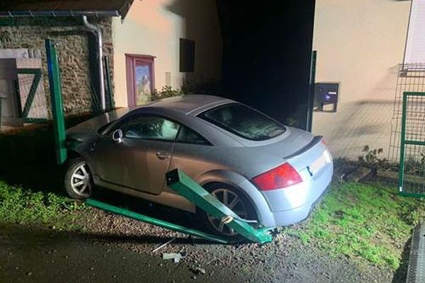 Dans la nuit du 5 au 6 décembre 2023, une voiture est venue s'encastrer dans le refuge pour animaux de l'association Stéphane Lamart à Aunay-sur-Odon dans le Calvados.