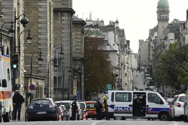 Ces personnes font partie de l'entourage du tueur.