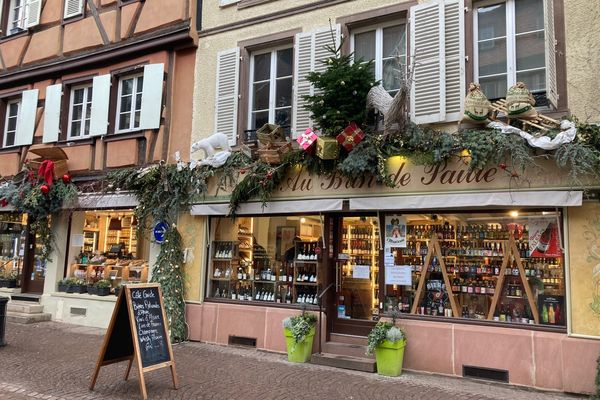 Au brin de paille, trois boutiques en une : une épicerie fine, une boutique de vins et bières d'Alsace et une boutique pour les spiriteux.