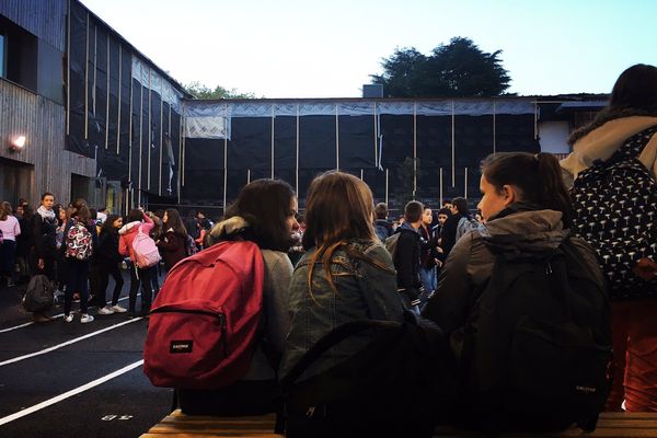 Les cours ont repris ce matin au collège de Coulonges-sur-l'Autize  (79), incendié la semaine dernière