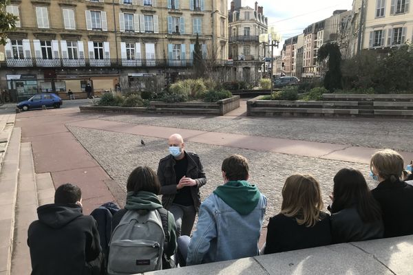 Sylvain Rouilhac, de l’association Entr’AIDSida Limousin, interroge les adolescents à travers de petits jeux pour mieux les informer et les sensibiliser.