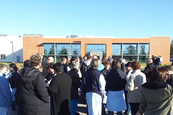 Une partie des salariés d'Albany très choqués devant leur usine à Saint-Junien, jeudi 22 novembre 2012