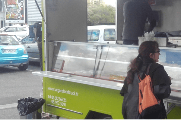 Un food truck qui a l'air ordinaire