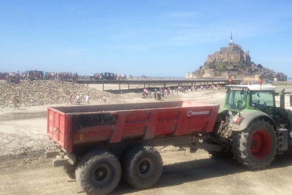 Les visiteurs du Mont-Saint-Michel interdits de passerelle pour cause de colis piégé