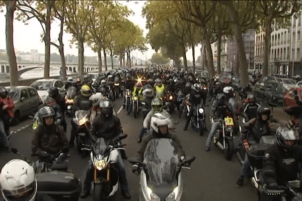 La manifestation a d'abord paralysé les quais de la Presqu'île.