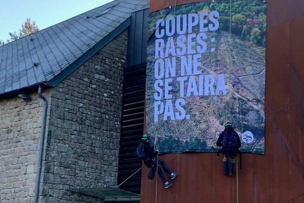 Ces assises du bois ont commencé par une action un peu spectaculaire, et surtout non prévue, de l'association « Canopée forêts vivantes ». Cette association n’était pas invitée à cet évènement.