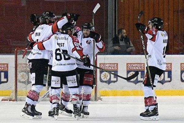 La joie des Amiénois, qualifiés en demi-finales des championnats de France grâce à leur quatrième victoire face à Lyon.