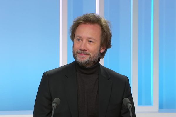 Boris Vallaud sur le plateau de Dimanche en politique (novembre 2024).