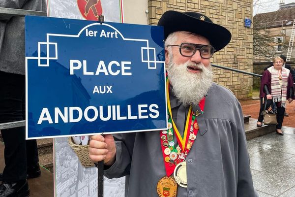 Claude-Louis Contoux, membre de la Confrérie des Taste-Andouilles et Gandoyaux du Val d'Ajol, lors de la foire aux andouilles 2023.