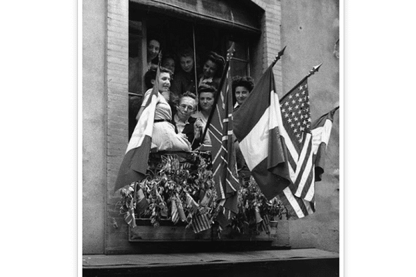 Marie-Louise Dissard ("Françoise") entourée de ses apprentis à la Libération de Toulouse