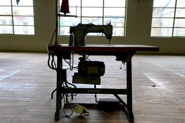 Une machine à coudre abandonnée dans un des ateliers de la Bonneterie Moreau à Cussac (Haute-Vienne)