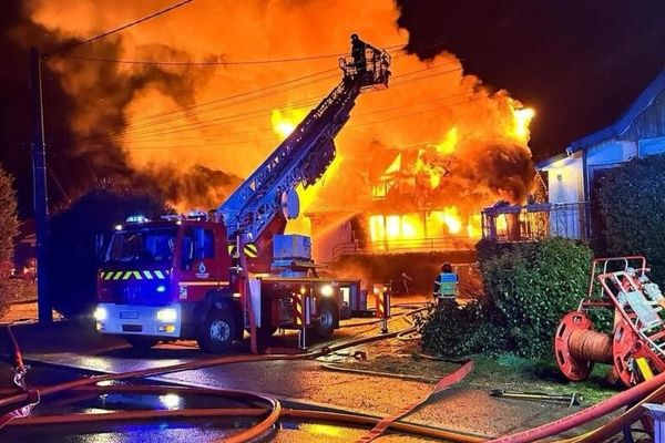 Un puissant incendie a ravagé une maison en Moselle. Le propriétaire a été découvert sans vie par les pompiers du Sdis 57.