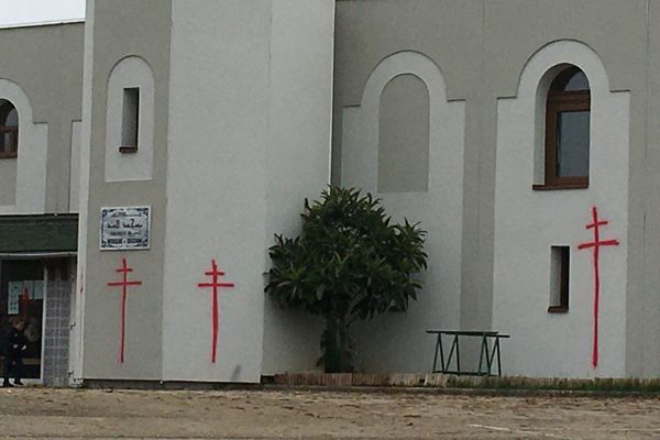 La Mosquée Es-Souna à Besançon a été la cible de plusieurs croix de Lorraine dans la nuit de vendredi 19 au samedi 20 novembre 2021.