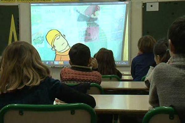 La vidéo est un support utilisé pour familiariser les enfants aux situations de violence et leur apprendre à dire stop