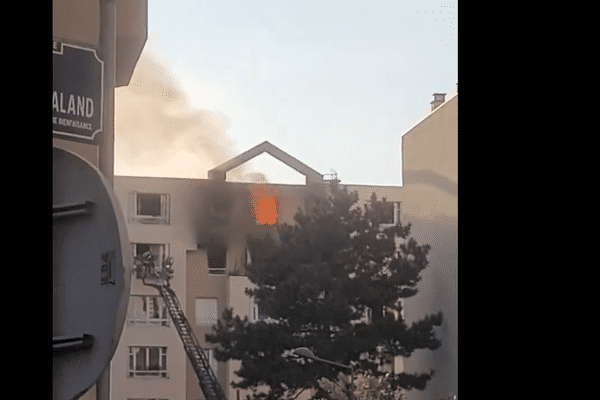 Les flammes se sont propagées au dernier étage dans un appartement en duplex situé rue Paul Verlaine à Villeurbanne