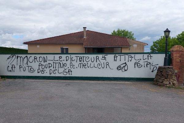 Un tag ordurier et haineux , mêlant insultes grossières et symboles nazi, a été dessiné sur le portail de la commune de Lescout dans le Tarn..