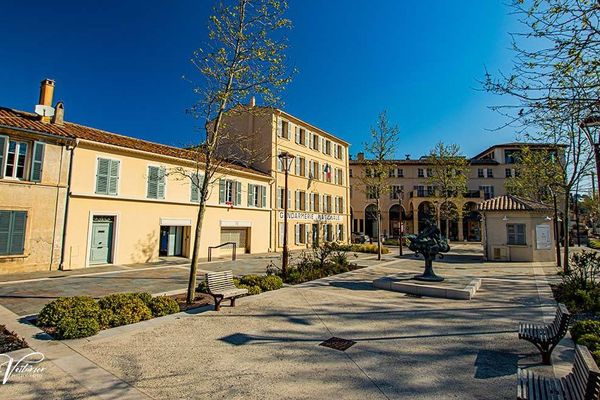 La place Blanqui à Saint-Tropez vide ce vendredi 10 avril