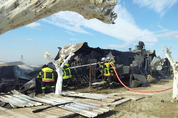 Le Zaza club à Toreilles ravagé par les flammes.