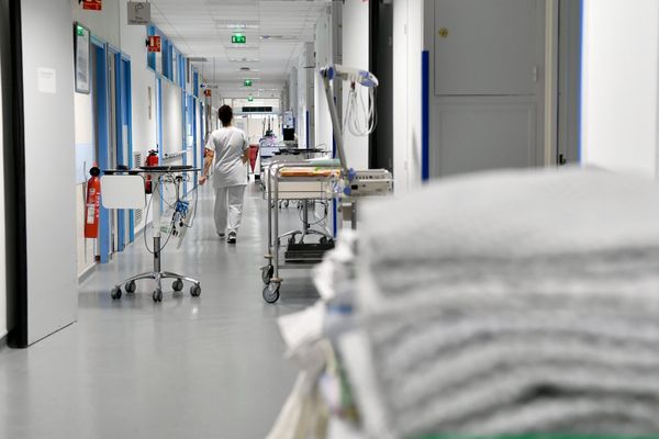 Le couloir d'un hôpital public.