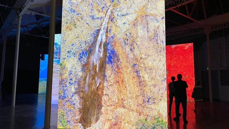 Une cascade pixelisée déverse son eau et semble creuser la roche d'un canyon.