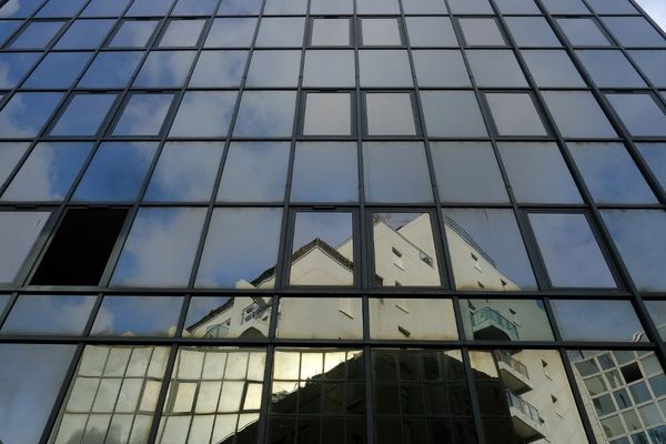 Reflets de bâtiments, centre ville de Toulouse.