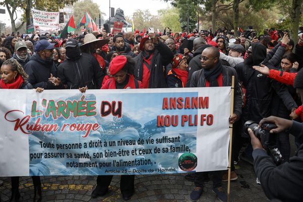 Plusieurs miliers de personnes se sont rassemblées dans Paris, pour protester contre une "vie chère" en Outre-mer.