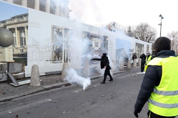 Des manifestants au niveau de l'Assemblée nationale, samedi 9 février.