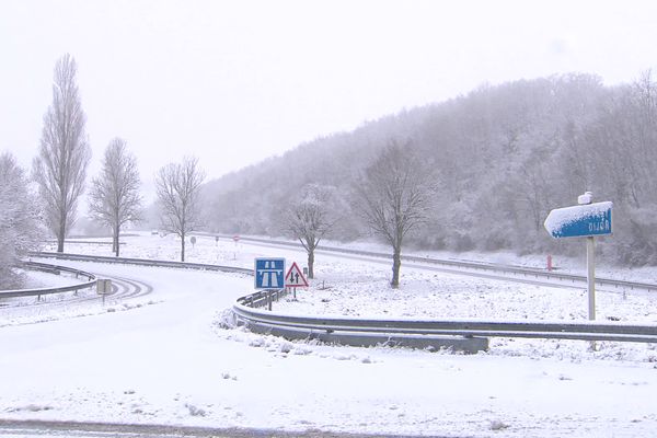 La neige a recouvert les routes de la Côte-d'Or, ici à Sombernon.