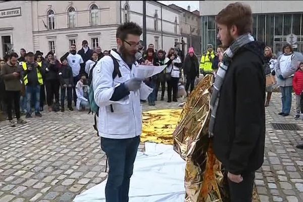 Des manifestants qui s'allongent au sol : il s'agit de symboliser les risques de mortalité accrue si la deuxième ligne du SMUR de Lons-le-Saunier devait être fermée.