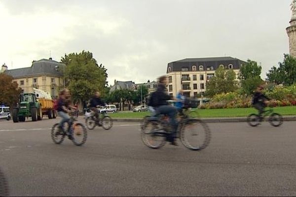 Les jardiniers du potager collectif des Lentillères à vélo devant la benne pleine de fumier