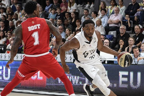 Nelson De Marcus de l'Asvel face au joueur de Monaco Dee Bost, le 15 juin 2019, lors du match aller en Jeep Elite. Photo d'archives.