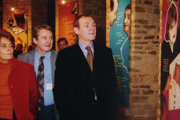 (Archives) De gauche à droite : Marie-Thérèse Boisseau (secrétaire d'état aux personnes handicapées) Alain Meilland (directeur de la Culture à Bourges) Jean-Jacques Aillagon (Ministre de la Culture lors de l'inauguration, au Château d'eau-Château d'art, de la manifestation Art Culture et Handicap (19-20-21 octobre 2003).