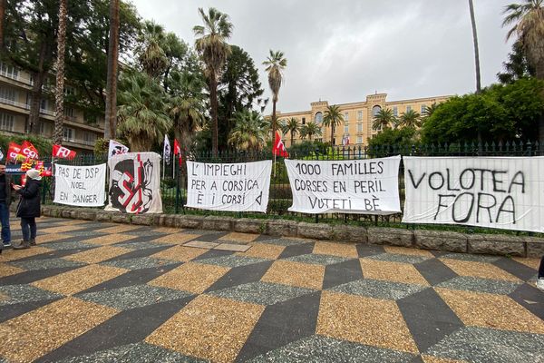 De nombreuses banderoles ont été accrochées aux grilles de l'Assemblée de Corse, avant le début des débats.