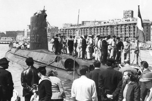 Photo prise dans la seconde moitié des années 60 montrant le submersible "Minerve" à quai dans le vieux port de Marseille. Le "Minerve" disparut, avec ses 52 hommes d'équipage, le 27 janvier 1968 au large de Toulon. 