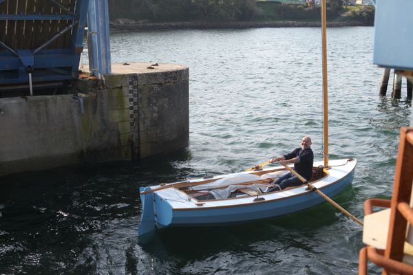 Gwendal Jaffry à bord de son voile aviron dans le port de Douarnenez.