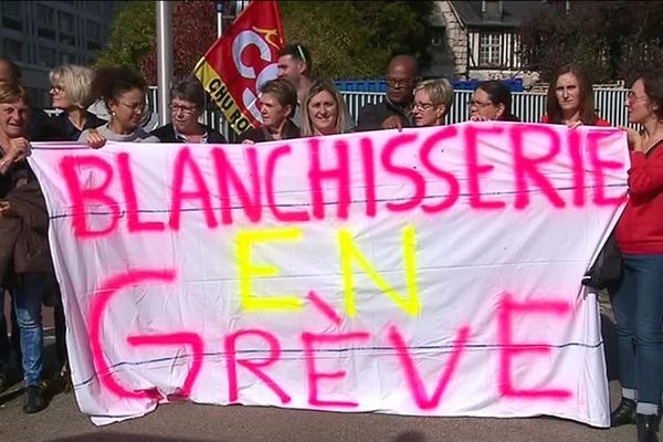 Les salariés de la blanchisserie du CHU de Rouen en grève