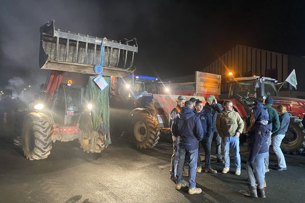 Une trentaine d'agriculteurs s'est mobilisée à la frontière franco-belge.