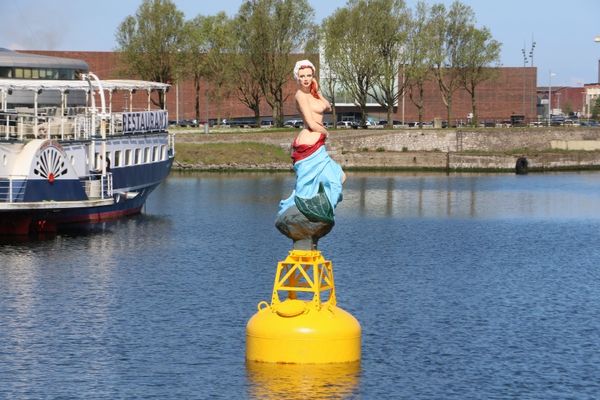 La sirène de Dunkerque a été sortie de l'eau en début de semaine pour être restaurée après un an passé en mer.