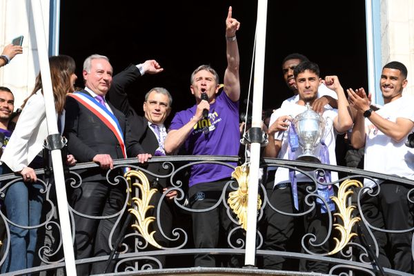 Laurence Arribagé, adjointe au maire en charge des Sports (à l'extrême gauche) et Zakaria Aboukhlal, (à l'extrême-droite) lors de la célébration de la Coupe de France au balcon du Capitole le 30 avril 2023.