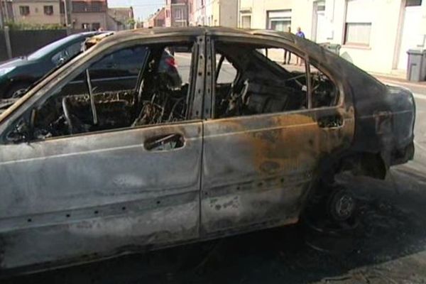 Une voiture incendiée à Halluin le 25 septembre dernier. 