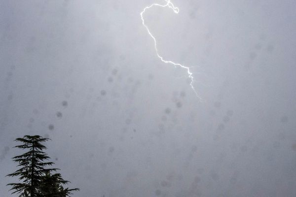 Dans le Jura, ces orages pourront être accompagnés de 10 à 15 mm de pluie en moins d'une heure, de coups de tonnerre, d’un faible risque de grêle et de rafales autour de 60 km/h.