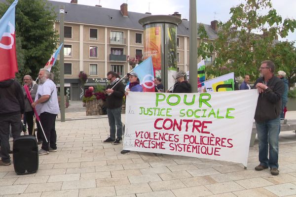 À Évreux, un collectif coloré qui s'est rassemblé devant la mairie pour manifester contre les violences policières.