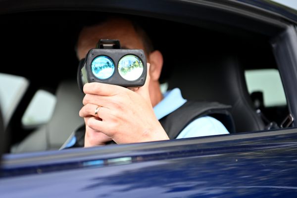 Un gendarme en plein contrôle de vitesse.