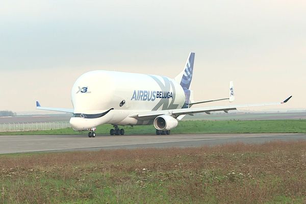 Le Beluga XL d'Airbus à l'aéroport d'Albert Picardie