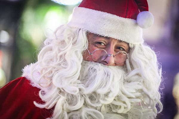 "Il faut passer cent appels pour trouver une personne disponible" : le difficile recrutement d'intérimaires pour endosser le costume du Père Noël.