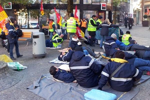 Les postiers ont installé un campement devant la Préfecture de l'Aveyron.